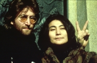 John Lennon with Yoko Ono 1971 peace sign